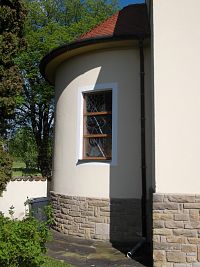 polkruhové ukončenie presbytéria s dvoma menšími obdĺžnikovými oknami s vitrážou