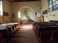 pohľad k hlavnému oltáru, čiastočne sú v presbytériu vidieť aj vitrážné okná