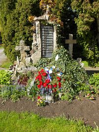 Blatnička - Pomníky obetiam vojen u kostola