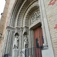 dve zo štyroch sôch pri vchode do kostola