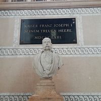 busta Františka Jozefa I. na medziposchodí