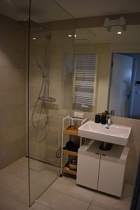 kúpelňa so sprchovým kútom