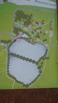 mapka areálu kempingu s dvoma rybníkmi
