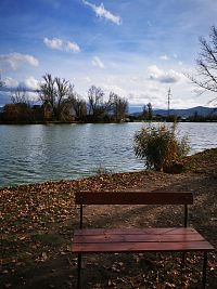 lavička na cestičke medzi rybníkmi čakajúca na rybára alebo náhodného okoloidúceho