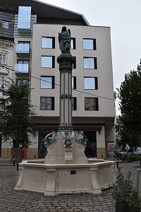 Rakúsko - Viedeň - Rilkeplatz - Fontána anjela strážneho-Schutzengelbbrunnen