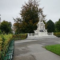 pomník a lavičky okolo
