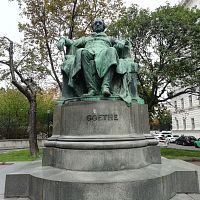 socha nemeckého básnika Goetheho pred vstupom do Burggarten