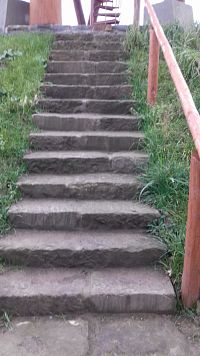 kamenné schody vedúce k vyhliadke