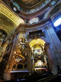 jeden z bočných oltárov - oltár sv. Michala a nádherne znázornené utrpenie sv. Jána Nepomuckého od L. Mattielliho