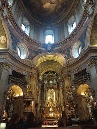 pohľad na hlavný oltár a oltáre bočné - sv. rodiny a sv. Michala
