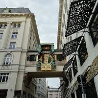 Rakúsko - Viedeň - Kotvové hodiny  ( Ankeruhr )