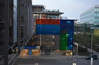 novopostavená sklenená budova, kde sídlia rôzne fitnescentrá a hracie automaty