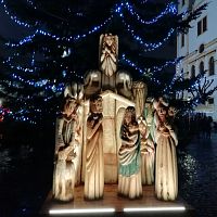 drevený, farebný betlém na Mierovom námestí, v pozadí vianočný stromček