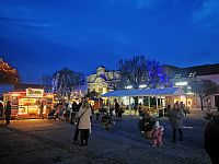 podvečer na vianočných trhoch v Novom Meste nad Váhom