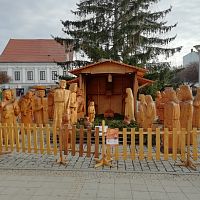 najväčší drevený betlehem na Slovensku - 34 postáv, väčšinou v nadživotnej veľkosti