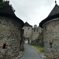 pohľad od bášt na vstupnú bránu do hradu