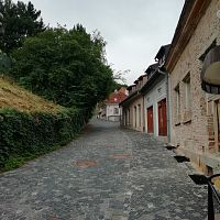 staré domky a vydláždená cesta Matúšovej ulice
