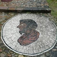 mozaika na chodníku neďaleko domu Vojtecha Zamarovského