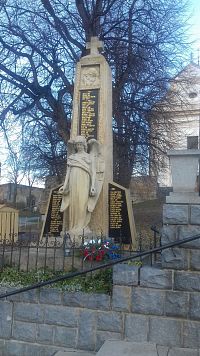 socha anjela pred pamätníkom s menami spoluobčanov, ktorí sa nevrátili z 1.svet. vojny