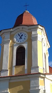 veža kostola s hodinami
