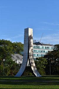 pomník, pripomínajúci vznik druhej republiky v roku 1945. v pozadí na budove loď