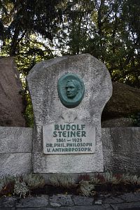 pomník psychológovi Rudolfovi Steinerovi (1961-1925)