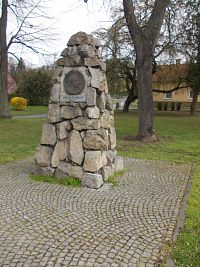 pomník postavený k 100. výročiu narodenia