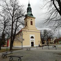 pohľad na kostol z druhej strany ulice Komenského