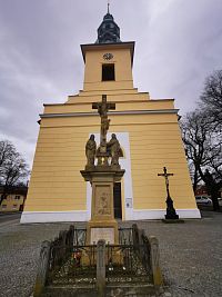 pamätník a kríž pred kostolom