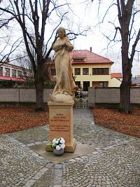 socha Panny Márie pred farou