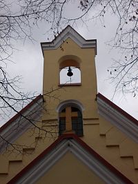 nad vchodm je kríž a vo vežičke zvon