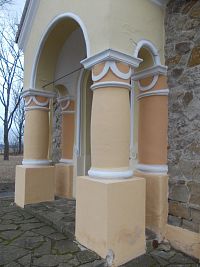 dva stĺpy a dva polostĺpy pred vchodom