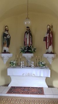 oltár so sochami sv. Jána Nepomuckého a sv. Cyrila a s. Metoda