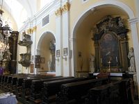 bočné oltáre a vzácna baroková kazateľnica s reliéfmi svätých
