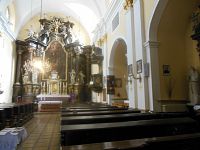 pohľad na hlavný oltár a barokovú kazateľnicu