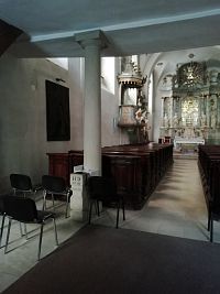pohľad do kostola, kazateľnica, hlavný oltár, lavice
