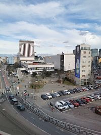 pohľad z okna na Kamenné námestie s dominantou bývalého hotela Kyjev