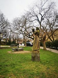 Praha - Park Holubička so sochou Dívka s holubičkou a sochy domov