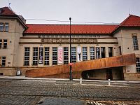 budova Kunsthalle nachádzajúca sa cez cestu oproti parku