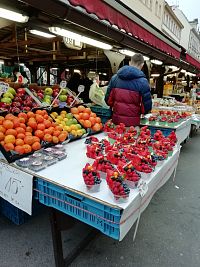 krásne naaranžované ovocie láka k nákupu, vitamíny musia byť