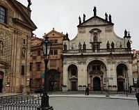 kostol Najsvätejšieho Salvátora, vedľa Klementínum a schodisko naľavo vedie do kostola sv. Františka z Assisi