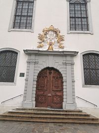 krásné drevené dvojkrídlové dvere z 1.polovice 17.storočia a štukový relief znaku rehole jezuitov