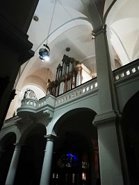 organ nad vchodom do kostola