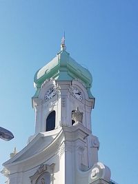 veža kostola ukončená zvonicou a helmicou
