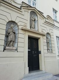 kláštor alžbetínok so sochami sv. Imricha, sv. Alžbety a sv. Jozefa v nikách
