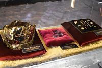 kráľovská koruna, sklenené guľôčky a miniatúry korunovačných klenotov