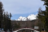 mostík pre lyžiarov nad chodníkom