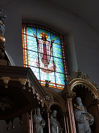 okno nad hlavným oltárom