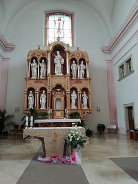 pohľad na hlavný oltár