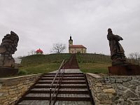 v strednej časti schodov sú dve drevené sochy